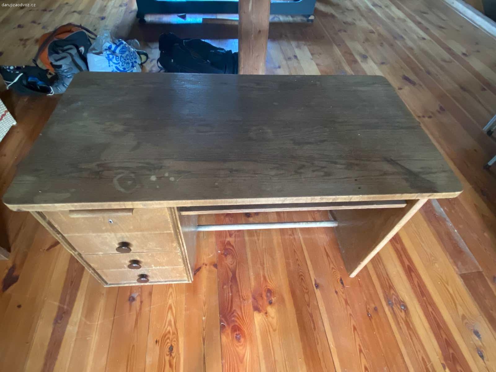 Dva psací stoly za odvoz. Daruji za odvoz dva zachovalé dřevěné psací stoly. Rozměry u obou stejné, viz foto.
Čím dřív, tím líp.
