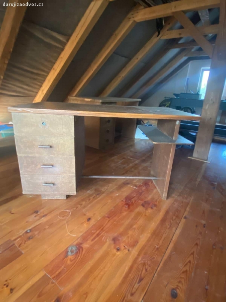Dva psací stoly za odvoz. Daruji za odvoz dva zachovalé dřevěné psací stoly. Rozměry u obou stejné, viz foto.
Čím dřív, tím líp.