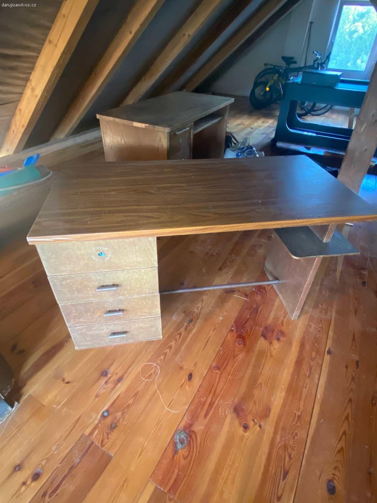 Dva psací stoly za odvoz. Daruji za odvoz dva zachovalé dřevěné psací stoly. Rozměry u obou stejné, viz foto.
Čím dřív, tím líp.