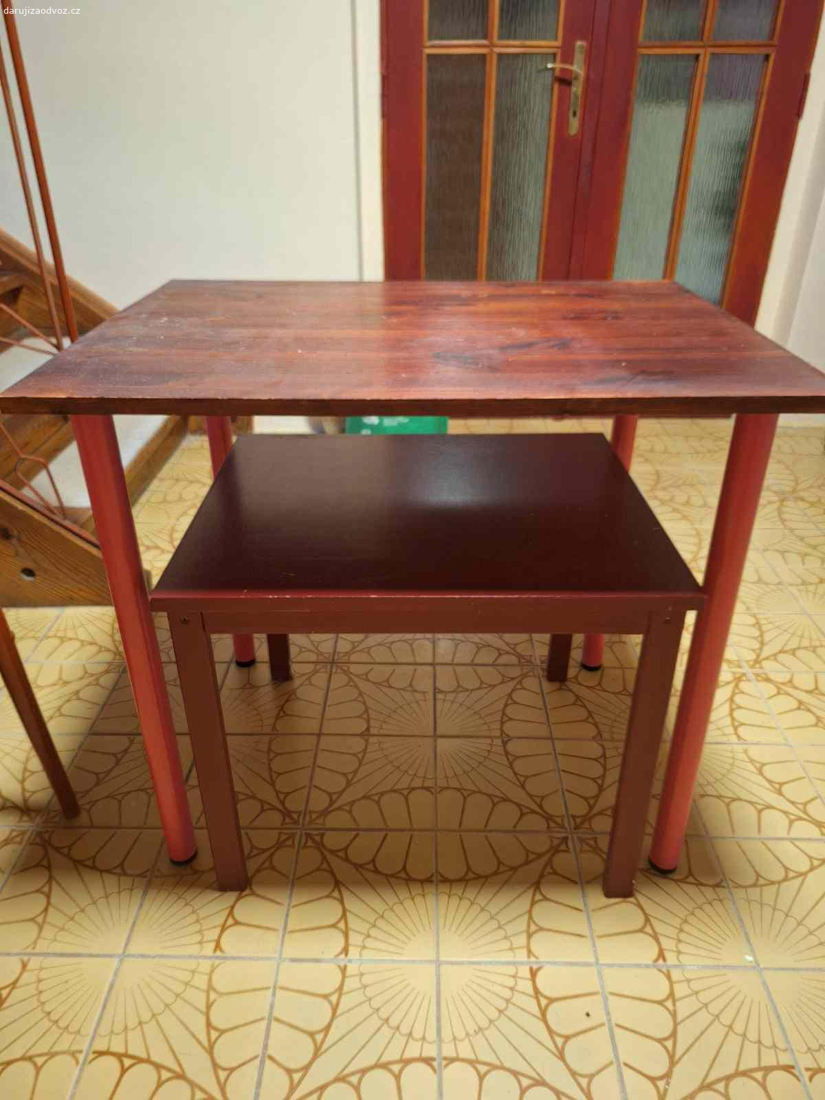 Dva stolky. Dva stolky, nutná lehká renovace povrchu, třeba sprejem.