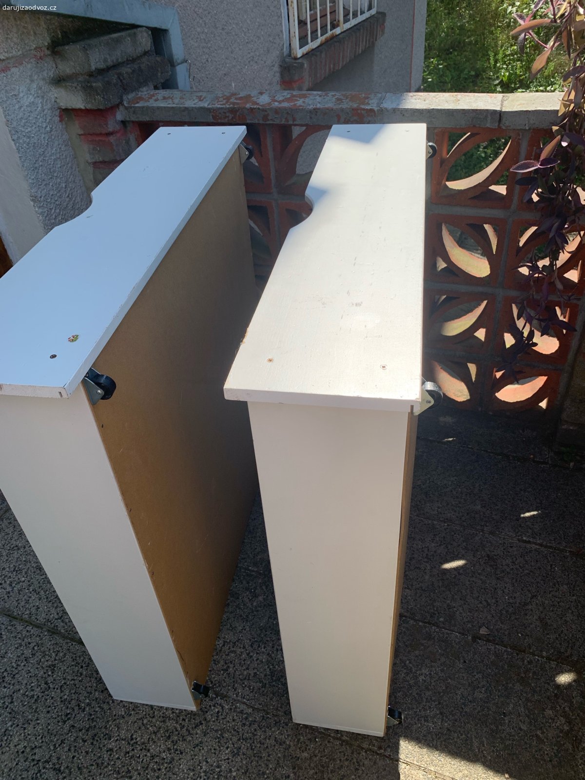 dva šuplíky pod postel. dobry stav, na koleckach. 
vyska i s koleckem 23,5cm, bez kolecka 21cm. 
sirka celkova 96cm
hloubka 95cm