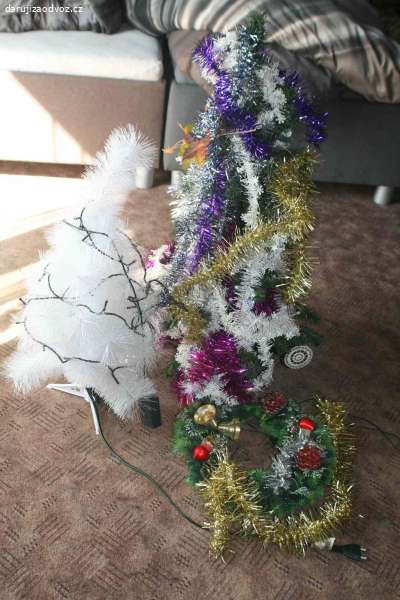 Dva vánoční stromky a věnec