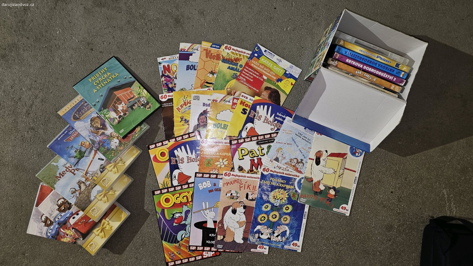 DVD prehravac a detska DVD. Daruji DVD prehravac Hyundai a sadu DVD s detskymi pohadkami. Prehravac plne funkcni. 
POUZE osobni predani na parkovisti u Olympia Plzen a POUZE zitra v 16:00. POUZE pres SMS.
