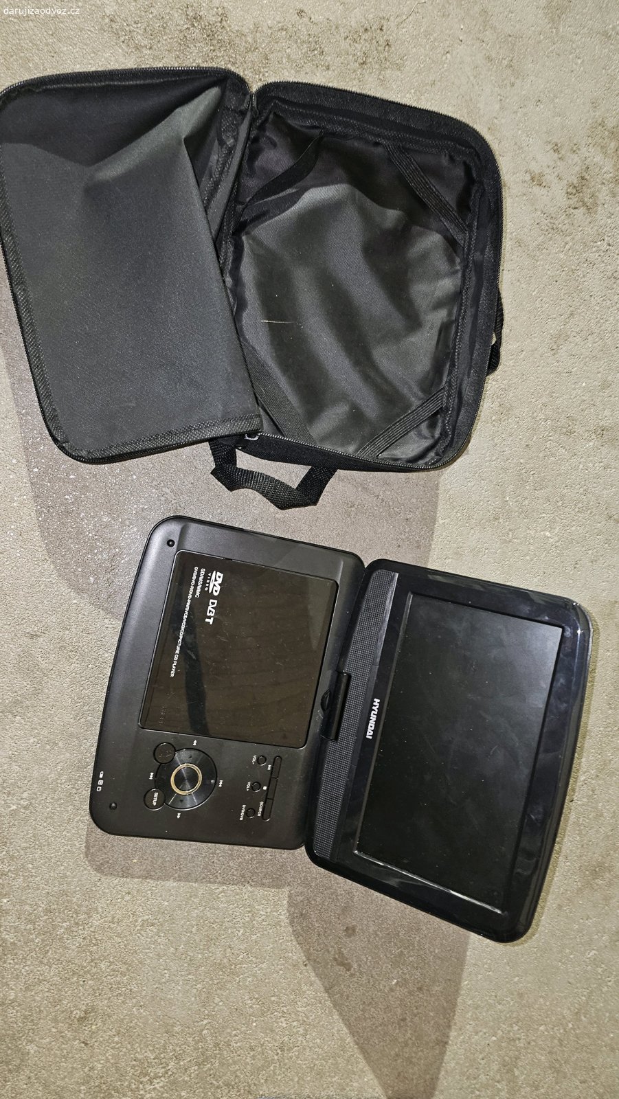 DVD prehravac a detska DVD. Daruji DVD prehravac Hyundai a sadu DVD s detskymi pohadkami. Prehravac plne funkcni. 
POUZE osobni predani na parkovisti u Olympia Plzen a POUZE zitra v 16:00. POUZE pres SMS.