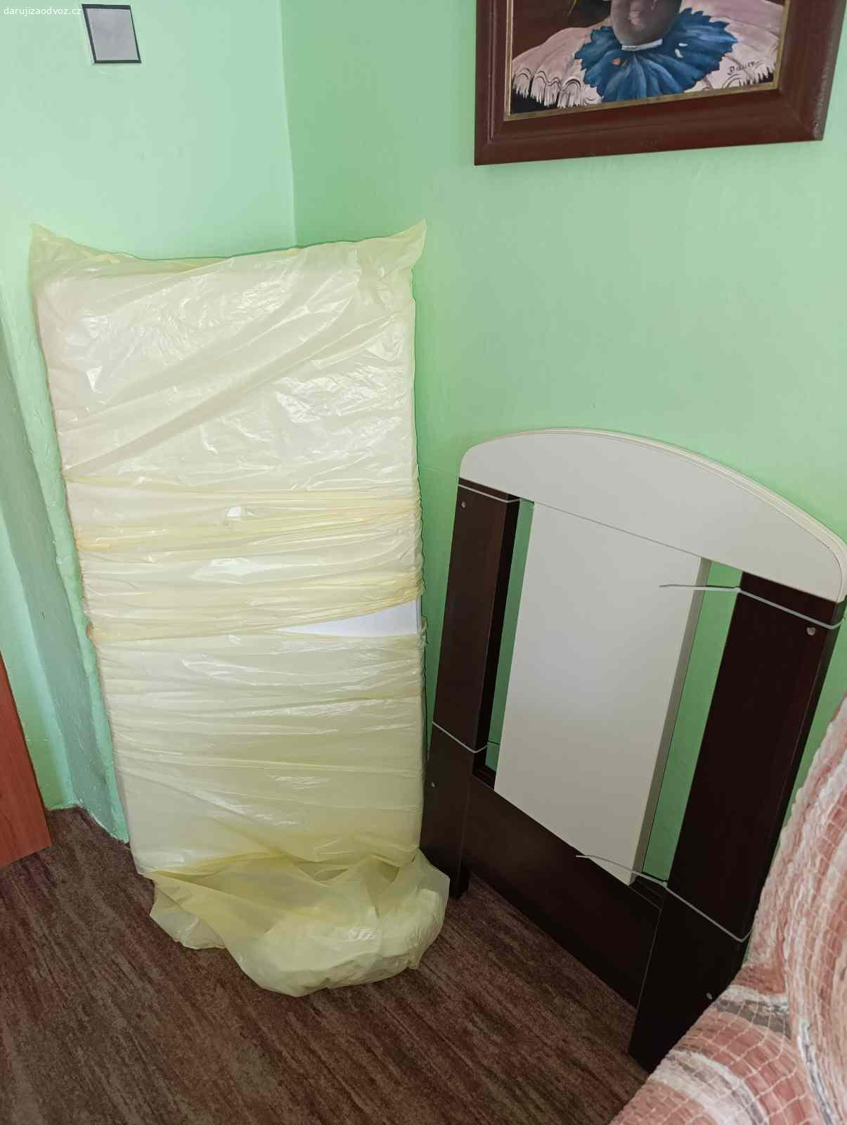 Dvě dětské postýlky s matracemi. Daruji za odvoz dvě dřevěné postýlky s matracemi. Jsou minimálně používané. Rámy,rošty, ohraničení,šrouby a matrace