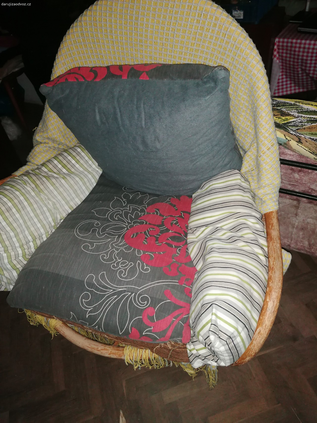 Dvě Křesla. Daruji dvě staré křesla a jedno houpací