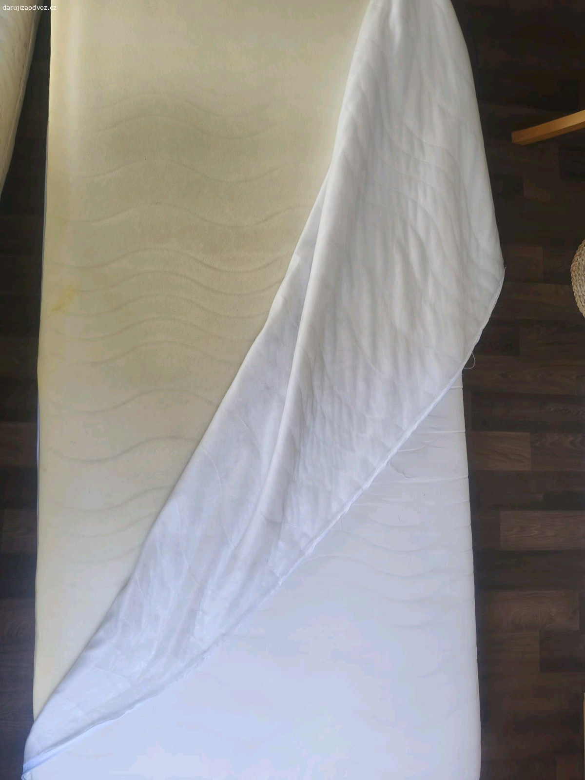 Dvě matrace za odvoz - REZERVOVÁNO. Daruji dvě používané, ale čisté matrace 200*90, Snad ještě někomu poslouží.