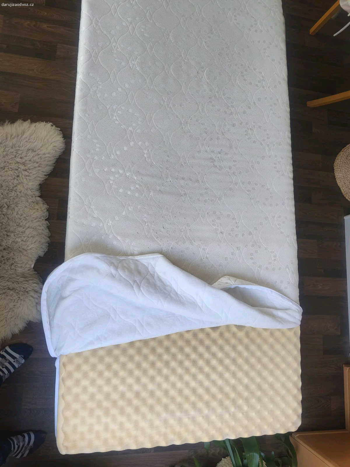 Dvě matrace za odvoz - REZERVOVÁNO. Daruji dvě používané, ale čisté matrace 200*90, Snad ještě někomu poslouží.