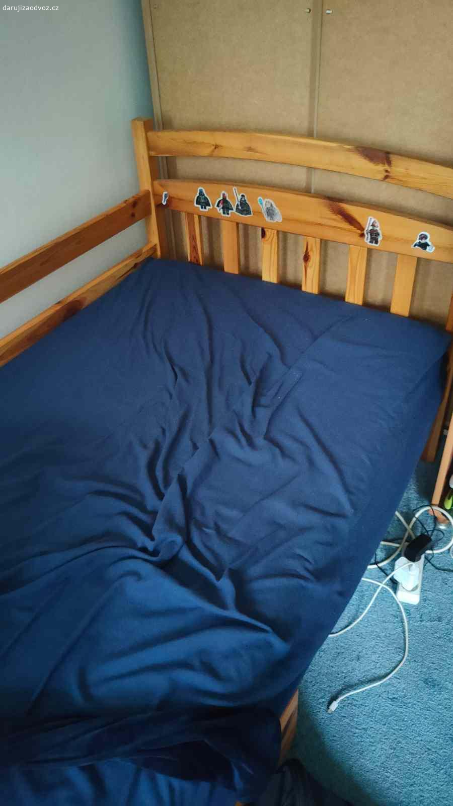 Dvě postele - původně patrová postel. Nabízím za odvoz dvě dřevěné postele (zřejmě borovice), které původně sloužily jako patrová postel a asi se zase dají smontovat dohromady. Pod postelí jsou dva šuplíky na kolečkách, kam si děti dávaly hračky. Postele jsou polepené samolepkami lego panáčků, ale to se určitě dá odstranit. Jinak plně funkční a k dispozici okamžitě. Dávám bez matrací.