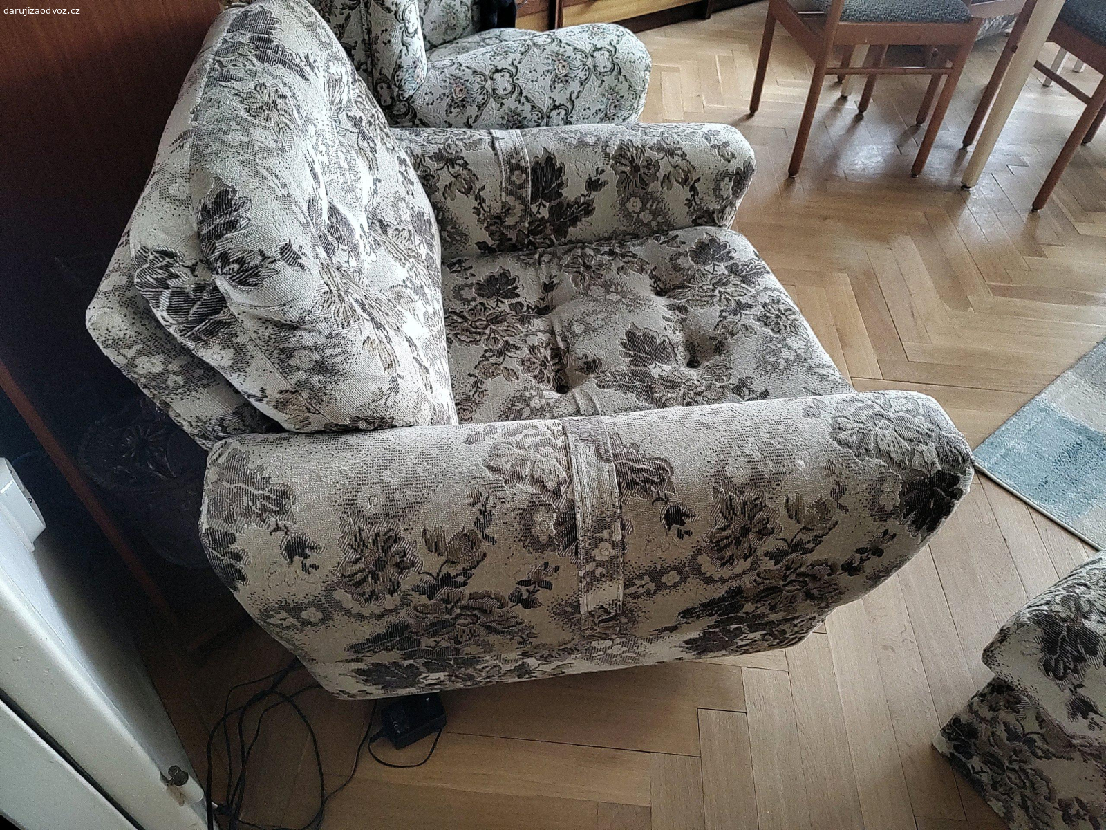 Dvě starší křesla. Dvě starší hnědá křesla, rozměry cca 80x85 cm, vyndavací podsedák a opěrka. 
Pište pouze sms, na telefony a email nereaguji.