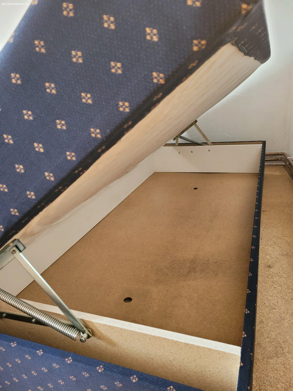 Dvě válendy s úložným prostorem. Dvě válendy s úložným prostorem.