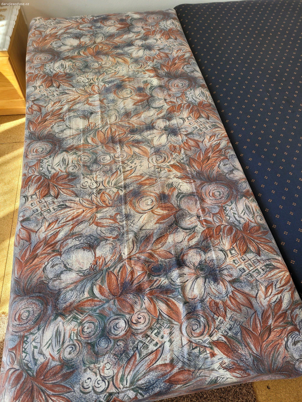 Dvě válendy s úložným prostorem. Dvě válendy s úložným prostorem.