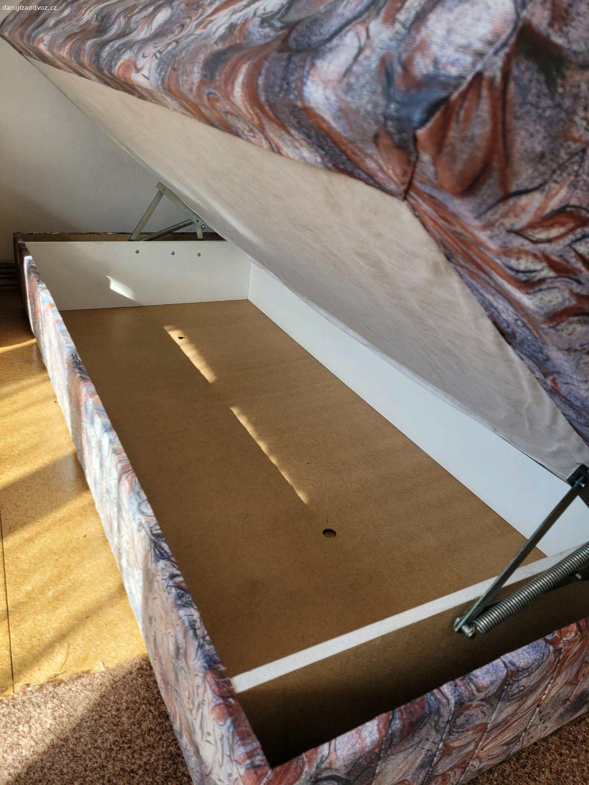 Dvě válendy s úložným prostorem. Dvě válendy s úložným prostorem.