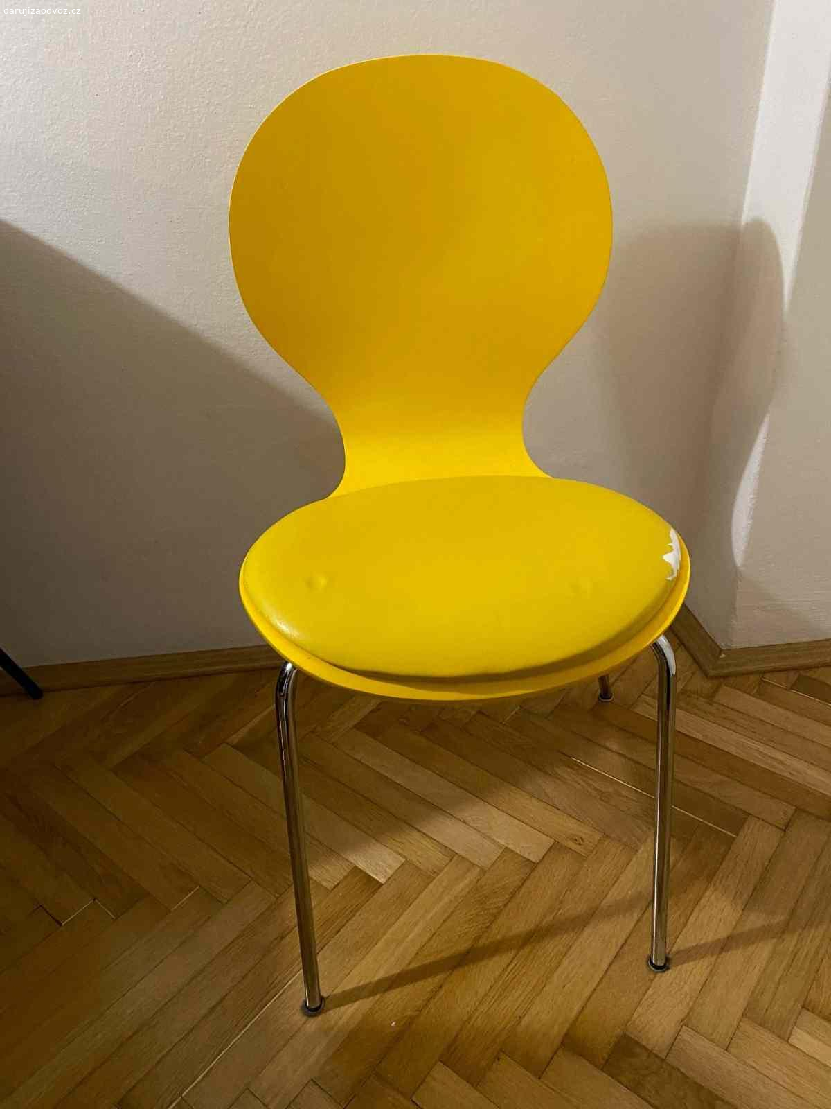 Dvě žluté židle. Za odvoz daruji dvě žluté židle. Jsou stabilní a funkční, sem tam oděrka. Pouze obě najednou.
