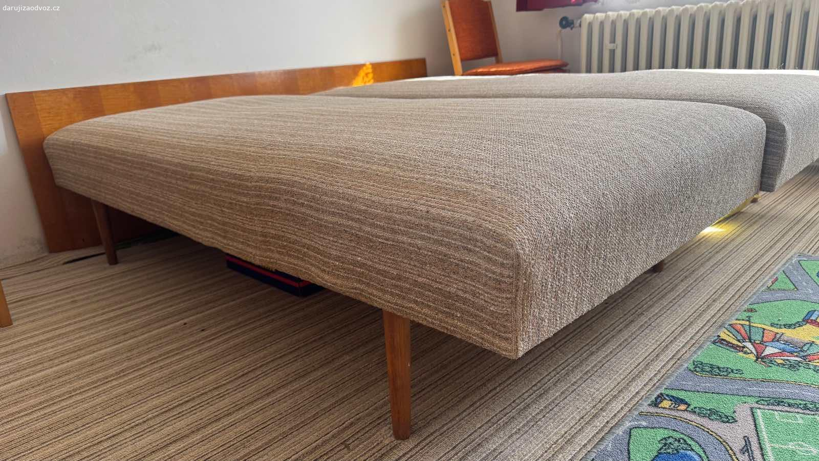 Dvě zrestaurované retro postele – jako nové!. Dám za odvoz dvě starší, ale kompletně zrenovované postele v perfektním stavu.
	•	Nové pružiny a výplň
	•	Nové kvalitní potahy
	•	Masivní a pevná konstrukce
	•	Čisté, ihned k použití
	•	Možno použít jako dvojlůžko nebo dvě samostatné postele
Pro víc info a domluvu pište na mail.