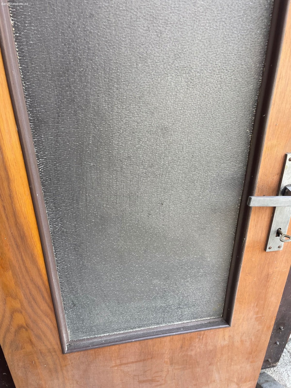 Interiérové RETRO dveře - 60 LEVÉ - ZA ODVOZ!. Daruji interiérové RETRO dveře - 60 LEVÉ - ZA ODVOZ! Šířka ve falci cca 62 cm, celková šířka cca 65 cm. Sklo není nikde prasklé. Včetně klíče! NUTNÝ vlastní odvoz a odnos. K vyzvednutí po předchozí domluvě u Zbečna na Rakovnicku (50 min od Prahy). Daruji další věci za ODVOZ viz. inzeráty!