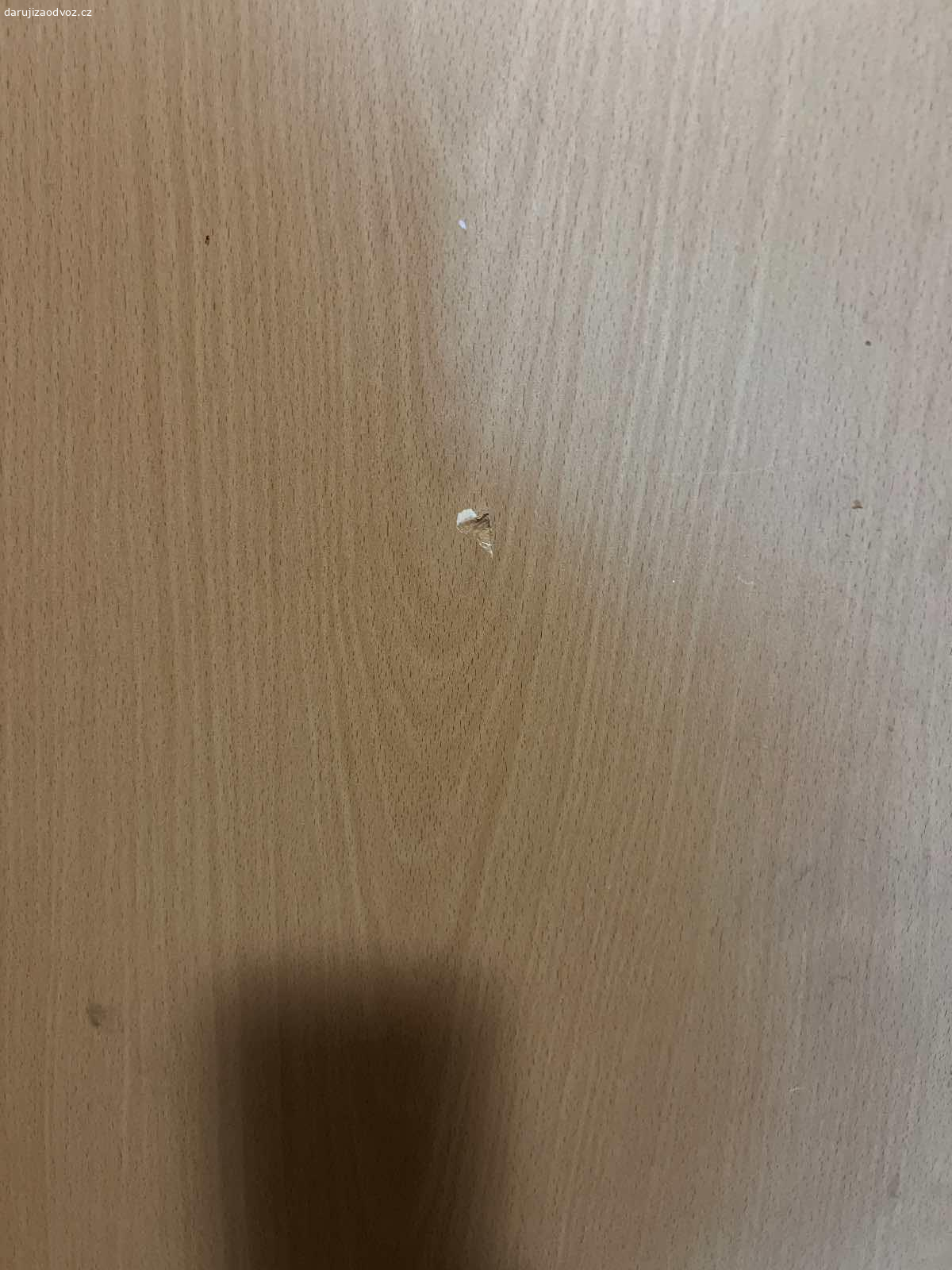 Dveře 60. Daruji interiérové dvere 60,P a L.Na záchod a koupelnu.Jedny jsou s funkčním kováním.Nekdo šikovný opravy.Misty kraje nabobtnalé od vody.Misty nerovnosti.viz foto