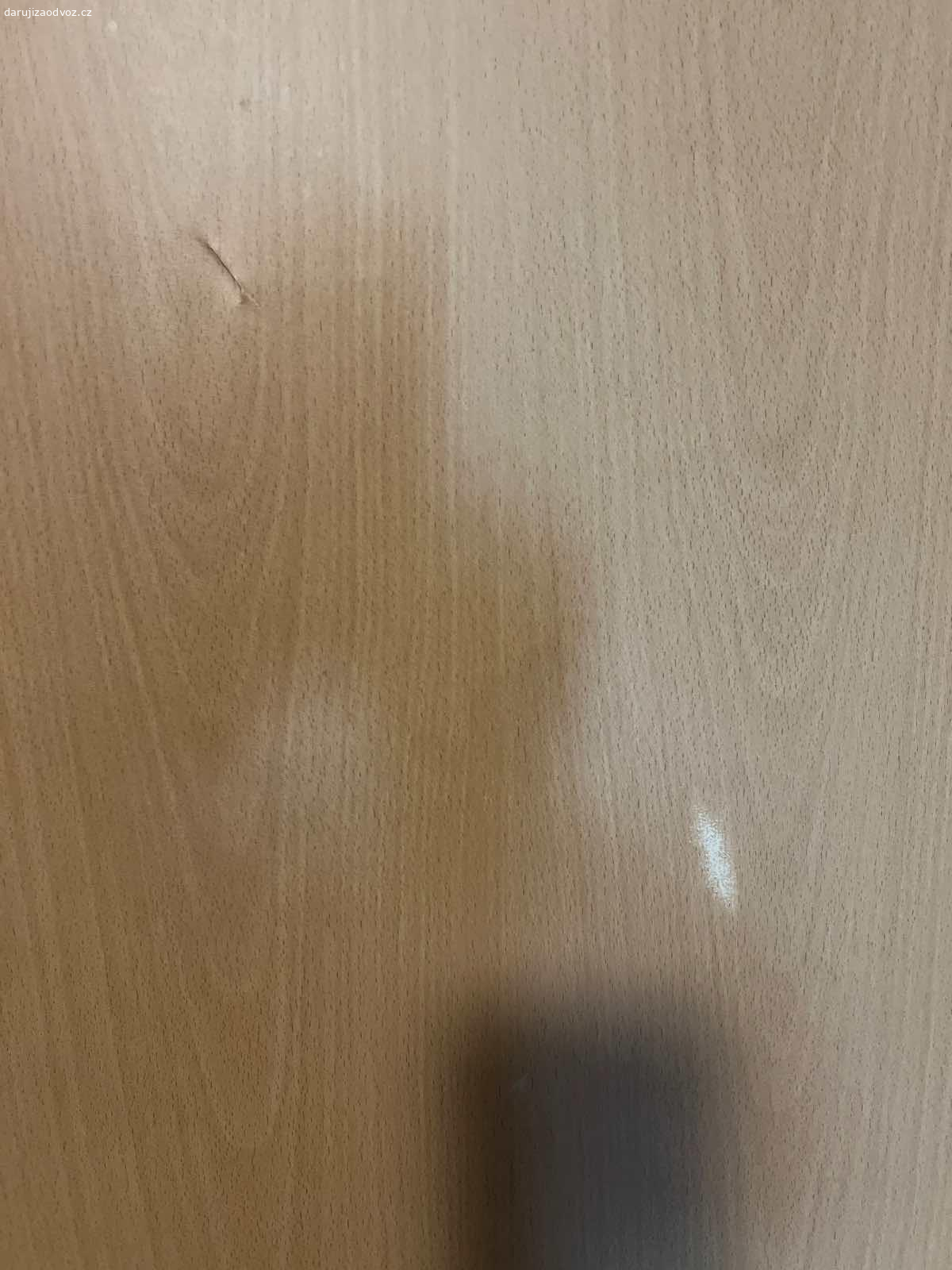 Dveře 60. Daruji interiérové dvere 60,P a L.Na záchod a koupelnu.Jedny jsou s funkčním kováním.Nekdo šikovný opravy.Misty kraje nabobtnalé od vody.Misty nerovnosti.viz foto