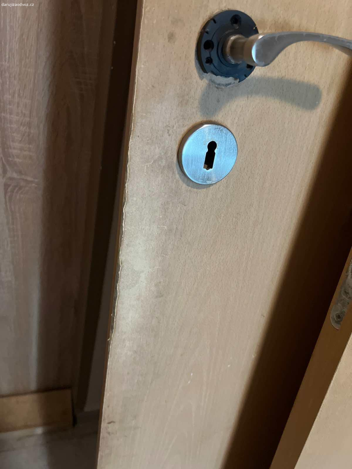 Dveře 60. Daruji interiérové dvere 60,P a L.Na záchod a koupelnu.Jedny jsou s funkčním kováním.Nekdo šikovný opravy.Misty kraje nabobtnalé od vody.Misty nerovnosti.viz foto