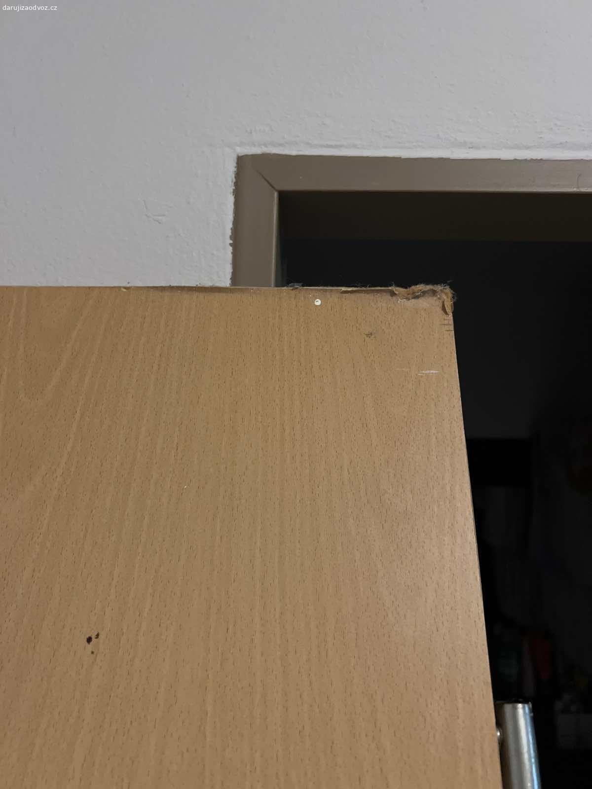 Dveře 60. Daruji interiérové dvere 60,P a L.Na záchod a koupelnu.Jedny jsou s funkčním kováním.Nekdo šikovný opravy.Misty kraje nabobtnalé od vody.Misty nerovnosti.viz foto