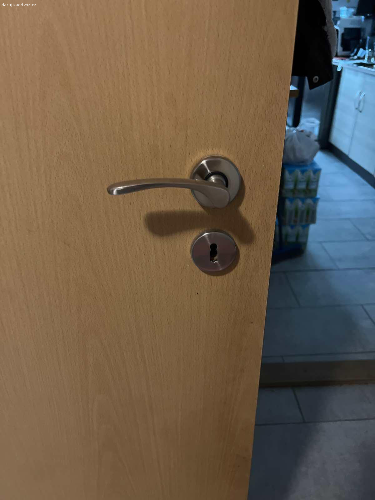 Dveře 60. Daruji interiérové dvere 60,P a L.Na záchod a koupelnu.Jedny jsou s funkčním kováním.Nekdo šikovný opravy.Misty kraje nabobtnalé od vody.Misty nerovnosti.viz foto