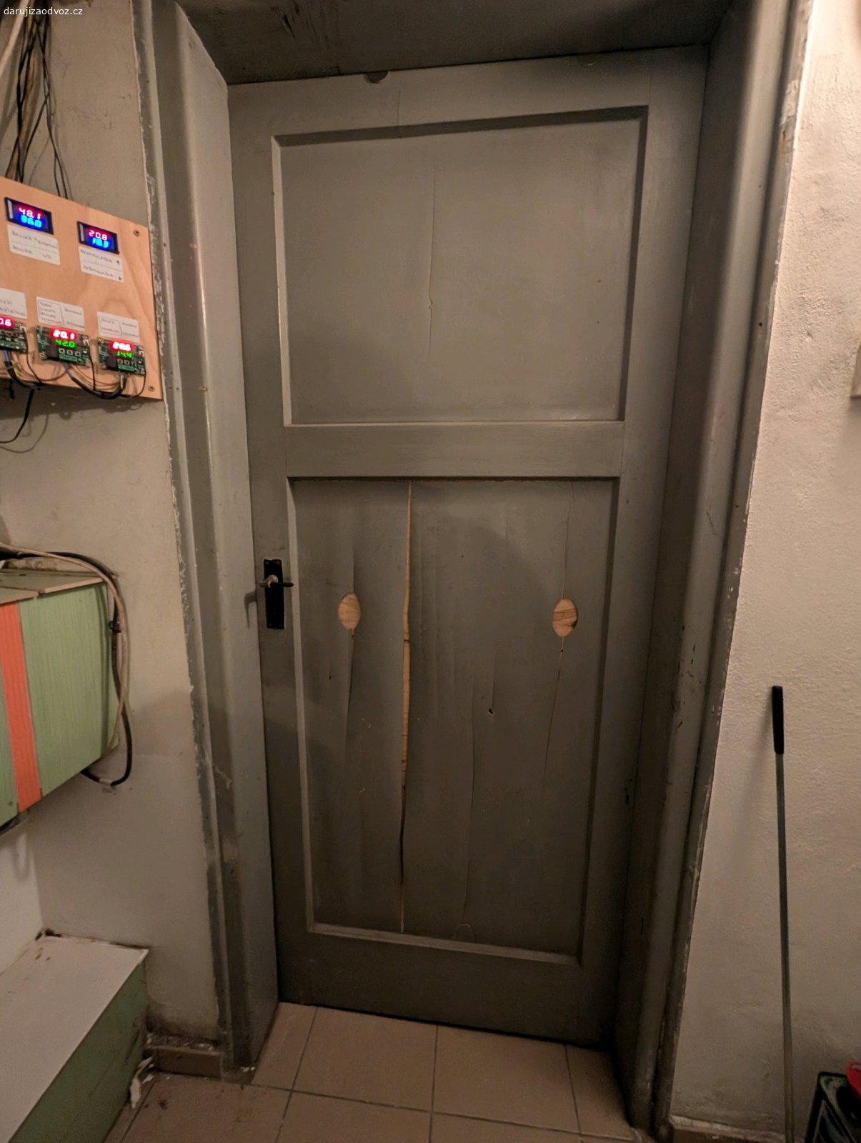 Dveře 80P, 80L, 80L. Troje dveře. Všechny 80, dvakrát levé, jednou pravé. Obložky na šíři stěny cca 14-15 cm.

Mě přijdou celkem strašné, tak je měníme. Ale třeba si je někdo trochu zrenovuje a ještě mu poslouží.

Když se někdo ozve brzy, nechám k tomu i obložky. Jinak ty v brzké době vyrvz ze zdi a nebudu se s tím mazat :-)