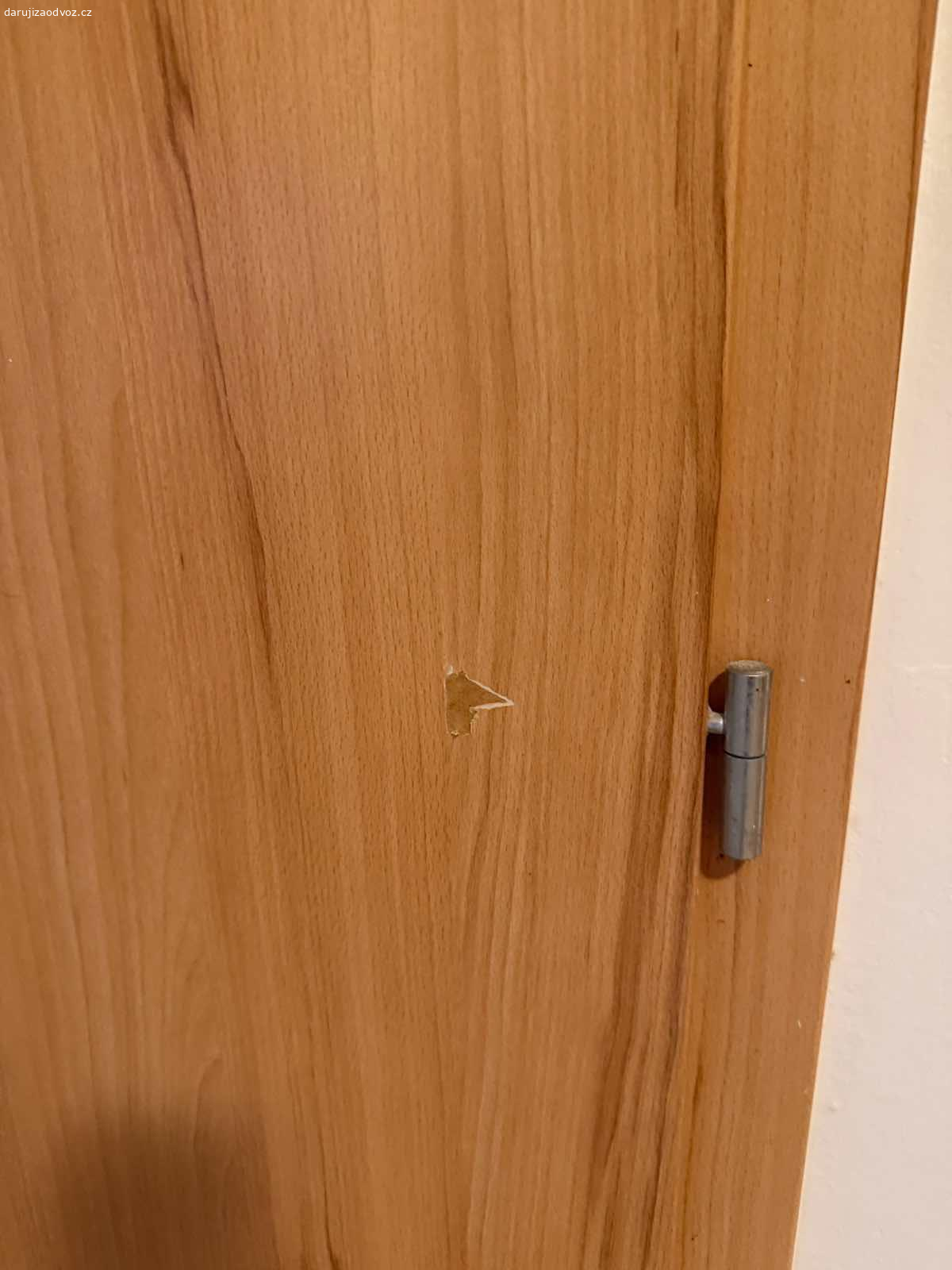 Dveře a zárubně 6x. Darujeme 6ks zarubni a dveri. Nesou znamky pouzivani - odreniny, skrabance, jedny dvere maji diru (prelepeno nalepkou) 
Ale stale je stav dobry a hodi treba na chalupu apod.

Rozmery:

- Zarubne tloustka 18cm - dvere 80 cm
- zarubne 17 cm - dvere 70 cm
- zarubne 18 cm - dvere 110 cm
- zarubne 18 cm - dvere 80 cm
- zarubne 18 cm - dvere 70 cm
- zarubne 17 cm - dvere 80 cm

Vyzvednuti tento vikend 6-7.3. v Jenstejne - Praha vychod. Idealne prijet pomoct demontovat a rovnou odvezt.