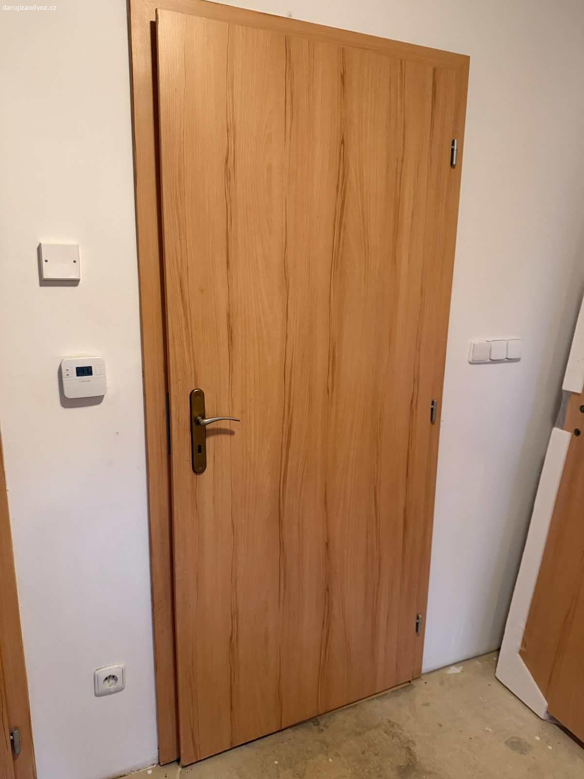 Dveře a zárubně 6x. Darujeme 6ks zarubni a dveri. Nesou znamky pouzivani - odreniny, skrabance, jedny dvere maji diru (prelepeno nalepkou) 
Ale stale je stav dobry a hodi treba na chalupu apod.

Rozmery:

- Zarubne tloustka 18cm - dvere 80 cm
- zarubne 17 cm - dvere 70 cm
- zarubne 18 cm - dvere 110 cm
- zarubne 18 cm - dvere 80 cm
- zarubne 18 cm - dvere 70 cm
- zarubne 17 cm - dvere 80 cm

Vyzvednuti tento vikend 6-7.3. v Jenstejne - Praha vychod. Idealne prijet pomoct demontovat a rovnou odvezt.