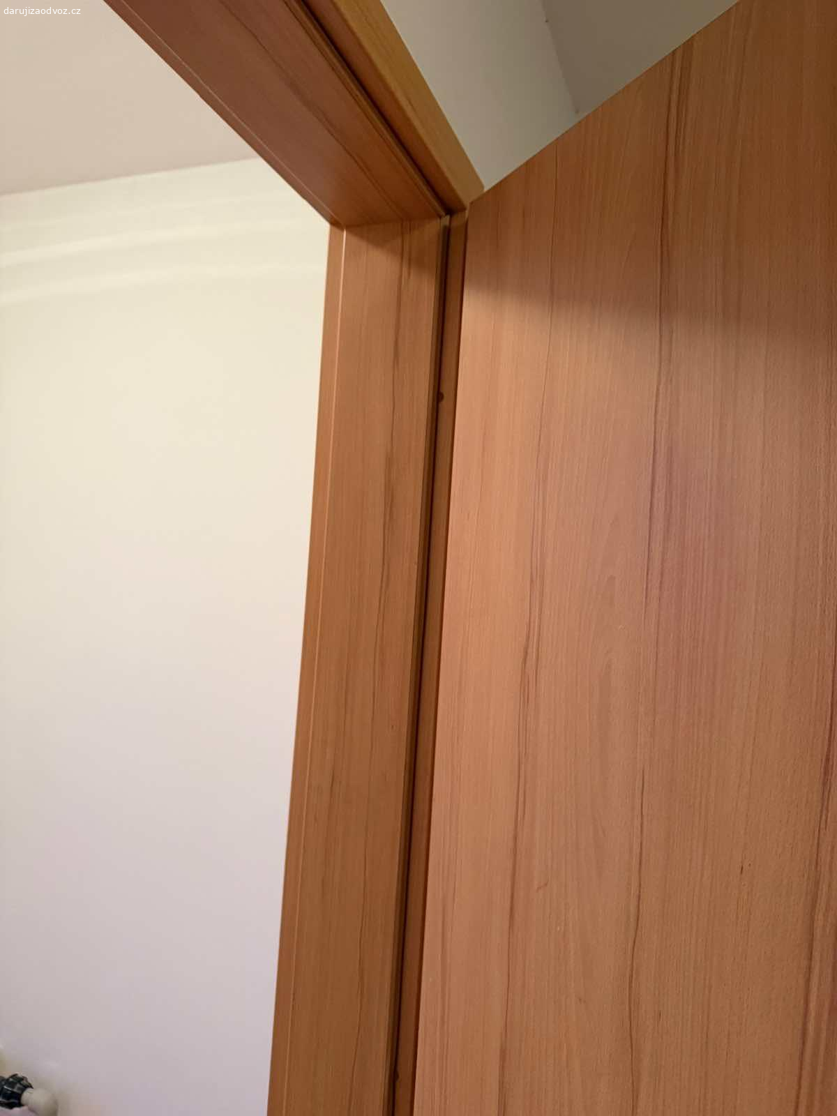 Dveře a zárubně 6x. Darujeme 6ks zarubni a dveri. Nesou znamky pouzivani - odreniny, skrabance, jedny dvere maji diru (prelepeno nalepkou) 
Ale stale je stav dobry a hodi treba na chalupu apod.

Rozmery:

- Zarubne tloustka 18cm - dvere 80 cm
- zarubne 17 cm - dvere 70 cm
- zarubne 18 cm - dvere 110 cm
- zarubne 18 cm - dvere 80 cm
- zarubne 18 cm - dvere 70 cm
- zarubne 17 cm - dvere 80 cm

Vyzvednuti tento vikend 6-7.3. v Jenstejne - Praha vychod. Idealne prijet pomoct demontovat a rovnou odvezt.