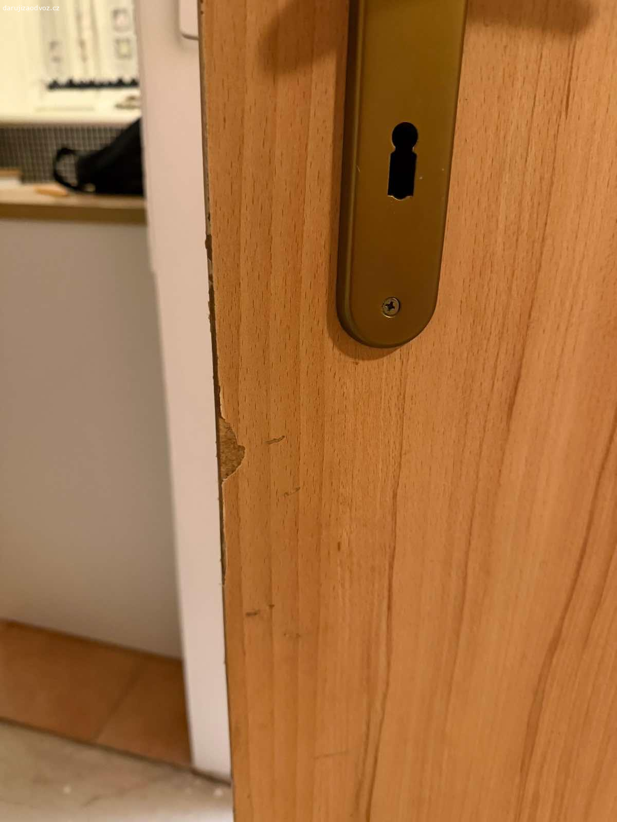 Dveře a zárubně 6x. Darujeme 6ks zarubni a dveri. Nesou znamky pouzivani - odreniny, skrabance, jedny dvere maji diru (prelepeno nalepkou) 
Ale stale je stav dobry a hodi treba na chalupu apod.

Rozmery:

- Zarubne tloustka 18cm - dvere 80 cm
- zarubne 17 cm - dvere 70 cm
- zarubne 18 cm - dvere 110 cm
- zarubne 18 cm - dvere 80 cm
- zarubne 18 cm - dvere 70 cm
- zarubne 17 cm - dvere 80 cm

Vyzvednuti tento vikend 6-7.3. v Jenstejne - Praha vychod. Idealne prijet pomoct demontovat a rovnou odvezt.