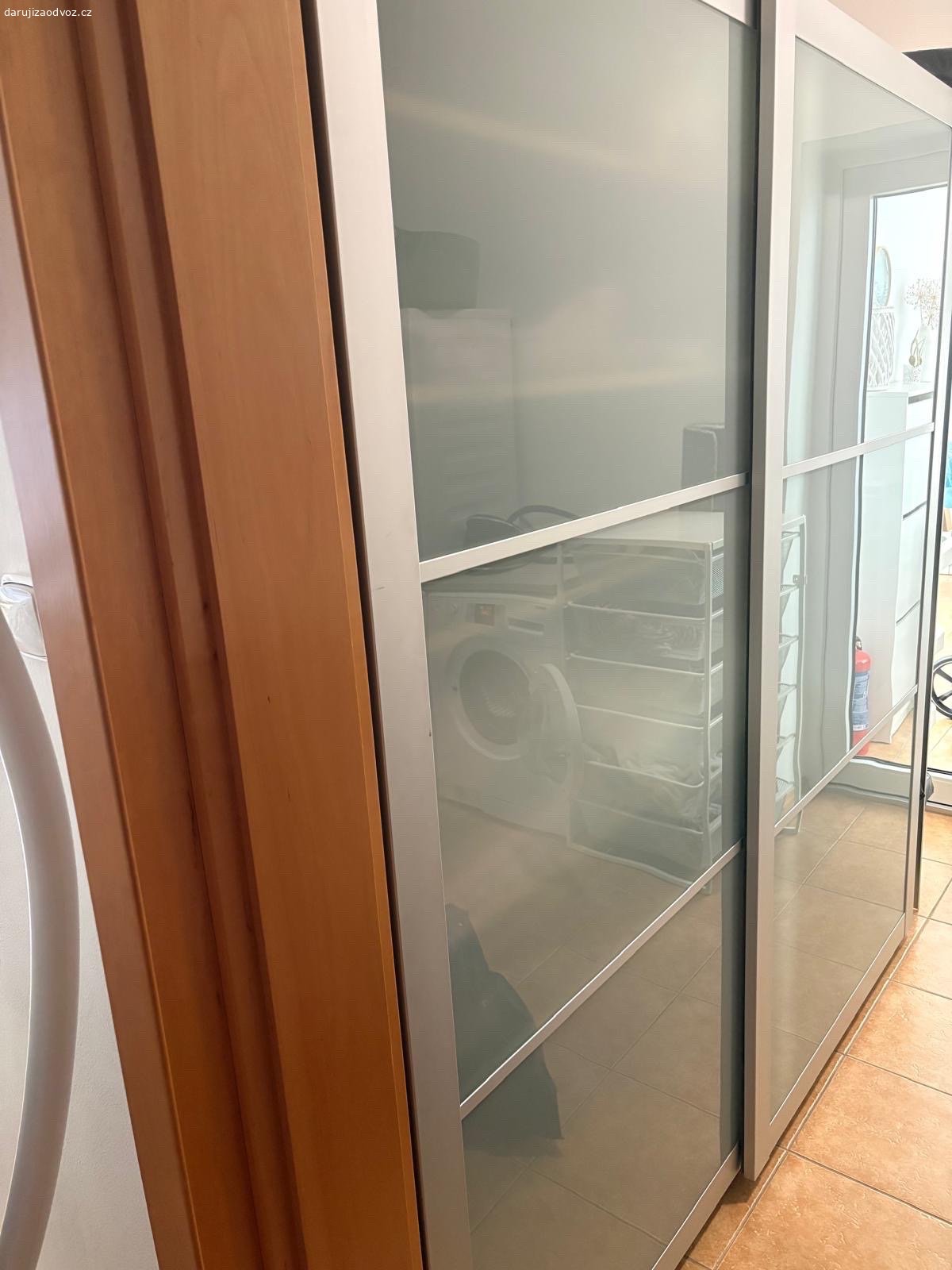 DVEŘE IKEA PAX 2x2 m. Darujeme posuvné dveře se sklem ze skříně IKEA PAX. používané, funkční. Za nutellu.