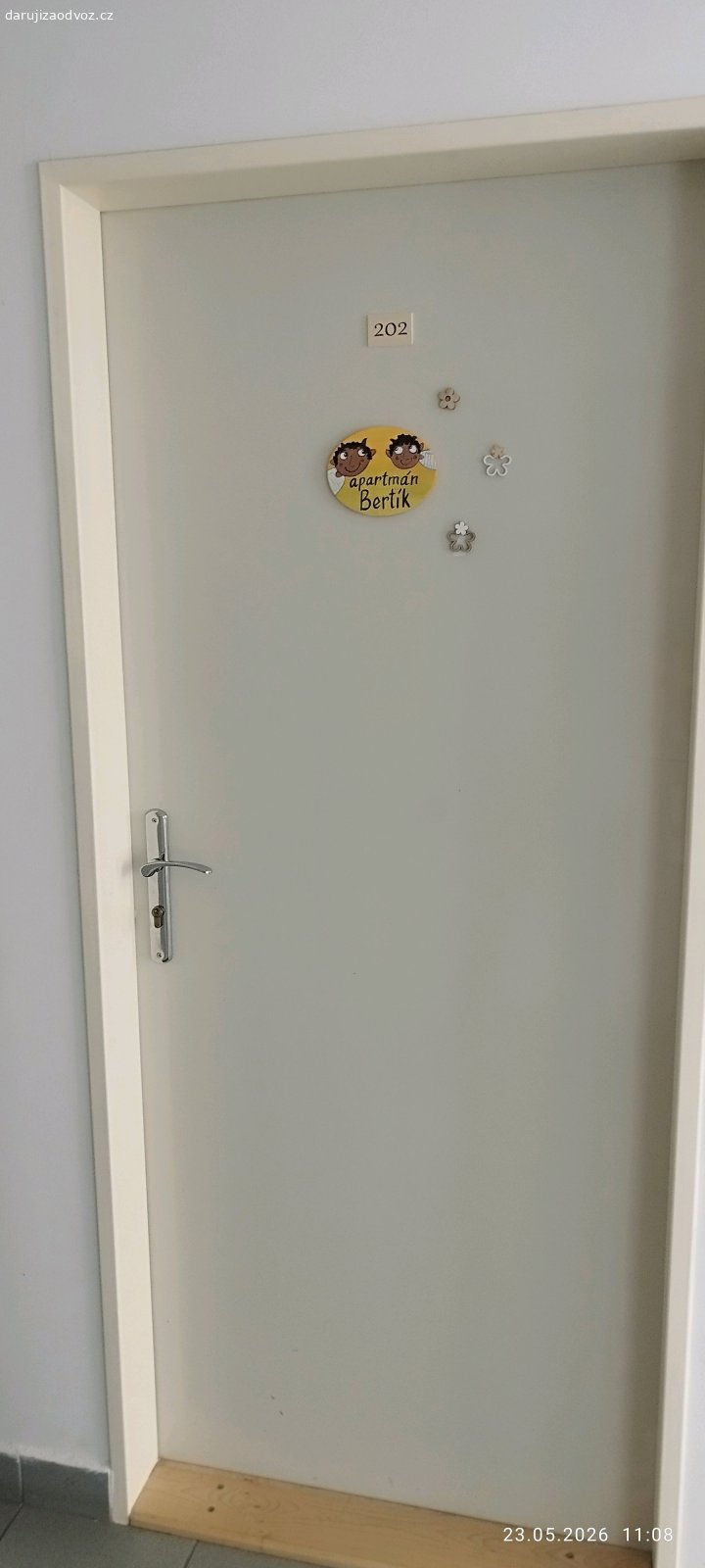 Dveře interiérové šedobílé. Daruji za odvoz, troje interiérové dveře 
1x  80 pravé prosklené 
1x 80 levé plné 
1x 60 pravé
