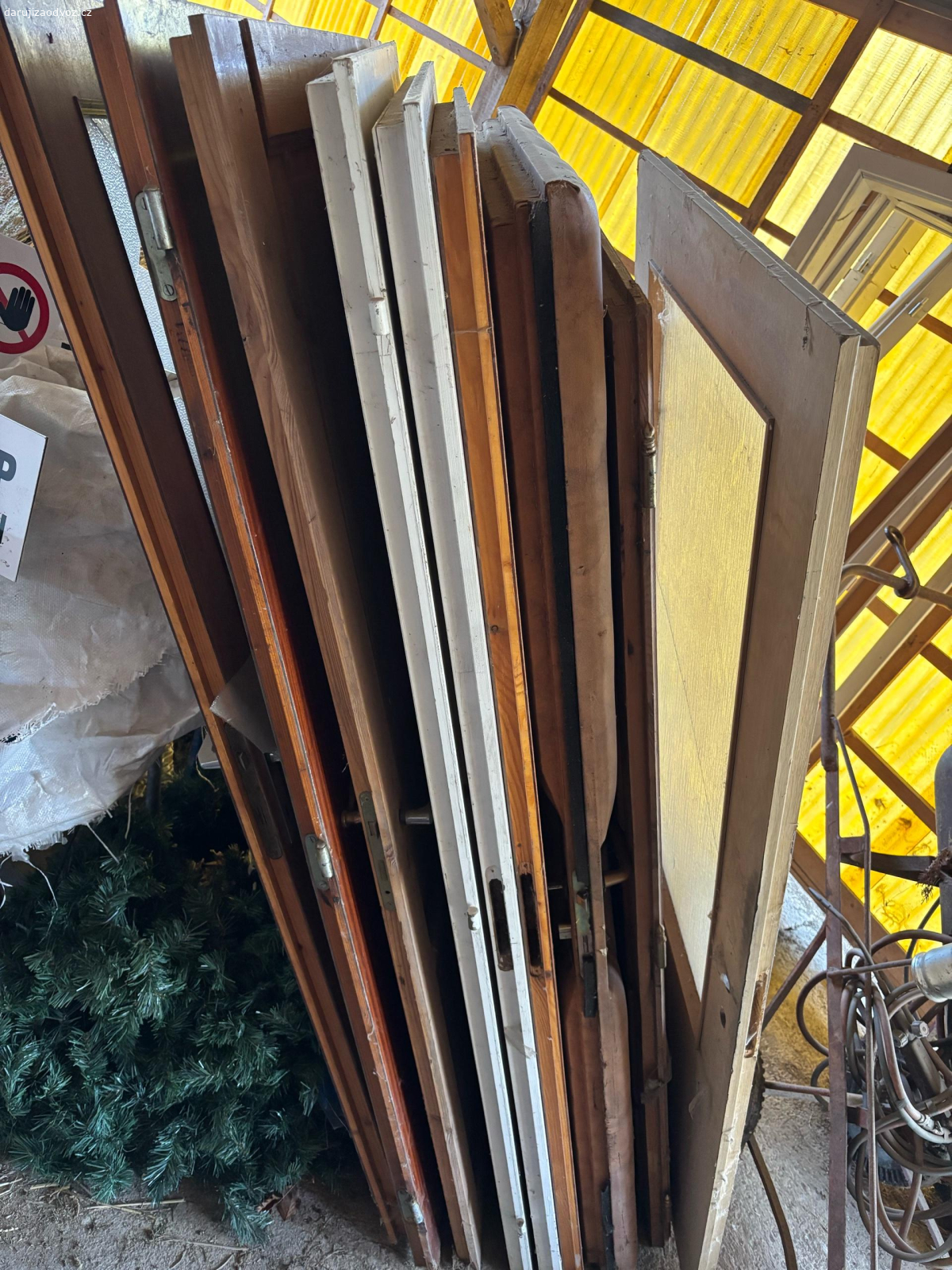 dveře interiérové. 9 kusů dveří + fůra 2 kusy