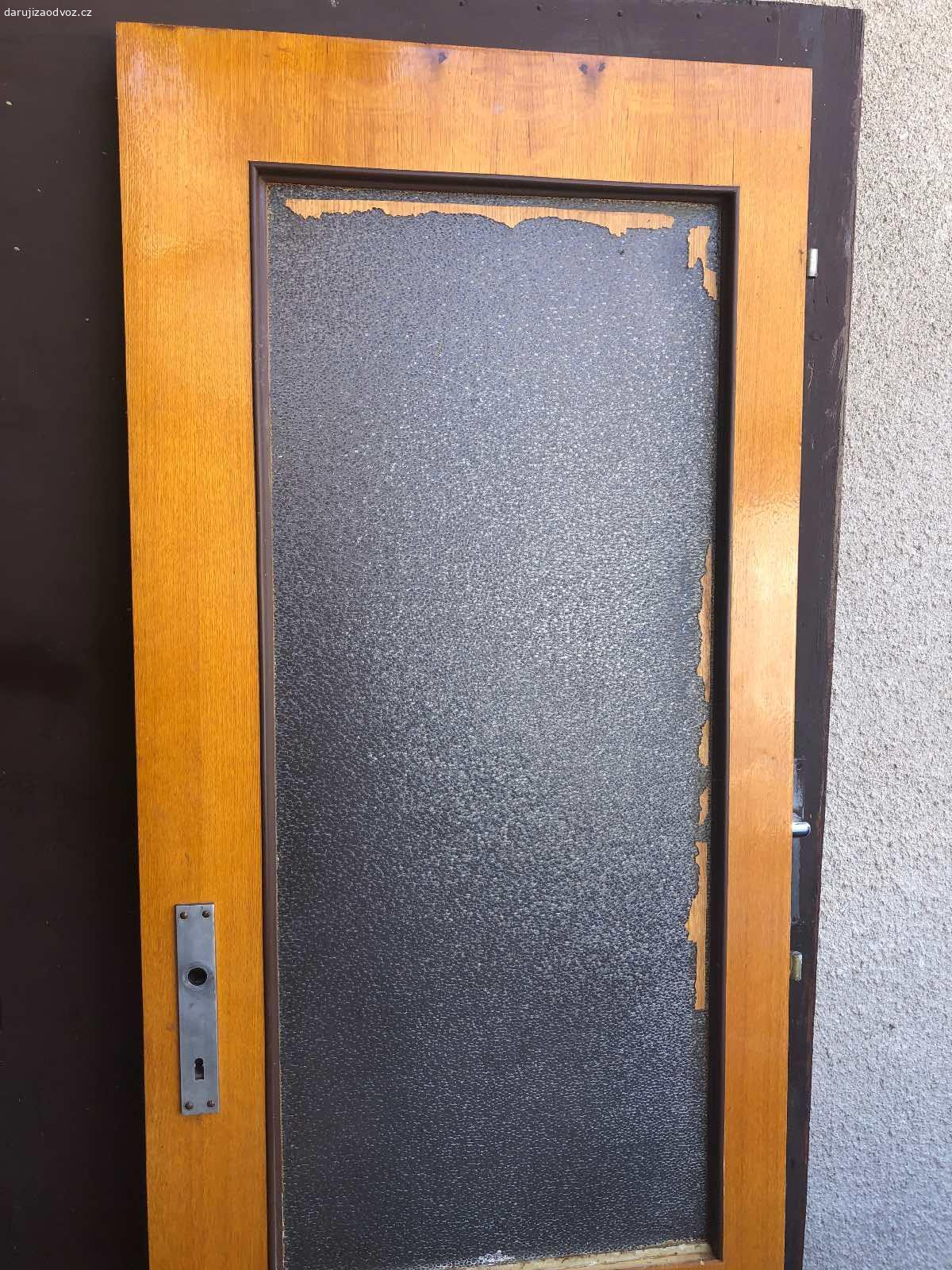 Interiérové RETRO dveře - 70 PRAVÉ - ZA ODVOZ!. Daruji interiérové RETRO dveře - 70 PRAVÉ - ZA ODVOZ! Dole chybí jedna lišta a klika, sklo není nikde prasklé. NUTNÝ vlastní odvoz a odnos. K vyzvednutí po předchozí domluvě u Zbečna na Rakovnicku (50 min od Prahy). Daruji další věci za ODVOZ viz. inzeráty!