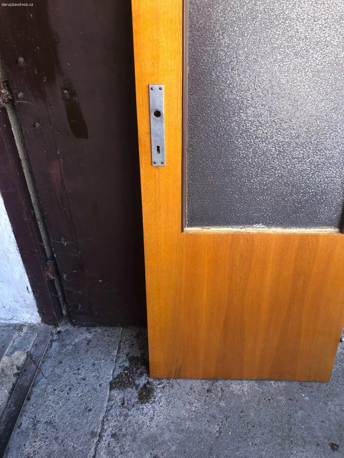 Interiérové RETRO dveře - 70 PRAVÉ - ZA ODVOZ!. Daruji interiérové RETRO dveře - 70 PRAVÉ - ZA ODVOZ! Dole chybí jedna lišta a klika, sklo není nikde prasklé. NUTNÝ vlastní odvoz a odnos. K vyzvednutí po předchozí domluvě u Zbečna na Rakovnicku (50 min od Prahy). Daruji další věci za ODVOZ viz. inzeráty!