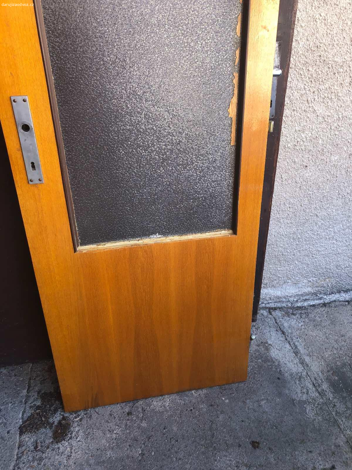 Interiérové RETRO dveře - 70 PRAVÉ - ZA ODVOZ!. Daruji interiérové RETRO dveře - 70 PRAVÉ - ZA ODVOZ! Dole chybí jedna lišta a klika, sklo není nikde prasklé. NUTNÝ vlastní odvoz a odnos. K vyzvednutí po předchozí domluvě u Zbečna na Rakovnicku (50 min od Prahy). Daruji další věci za ODVOZ viz. inzeráty!