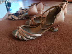 Dvoje dívčí taneční boty Botan