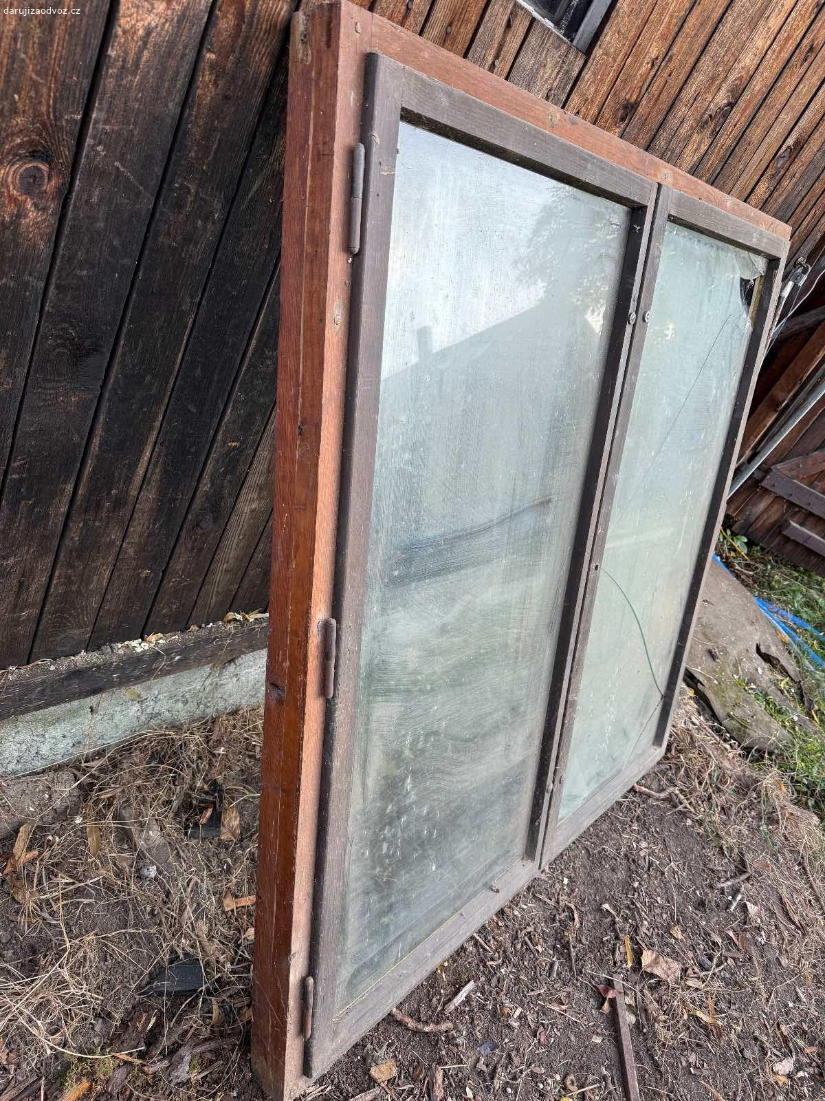 Dvojkřídlé okno s rámem, nikdy nepoužité. Nikdy nepoužité okno s rámem.
rozměr rámu: š1480,v1480,h80mm
Za ty léta co se válelo v kůlně, praskla jedna tabule.
Kdo si pro něj přijede první, je jeho.