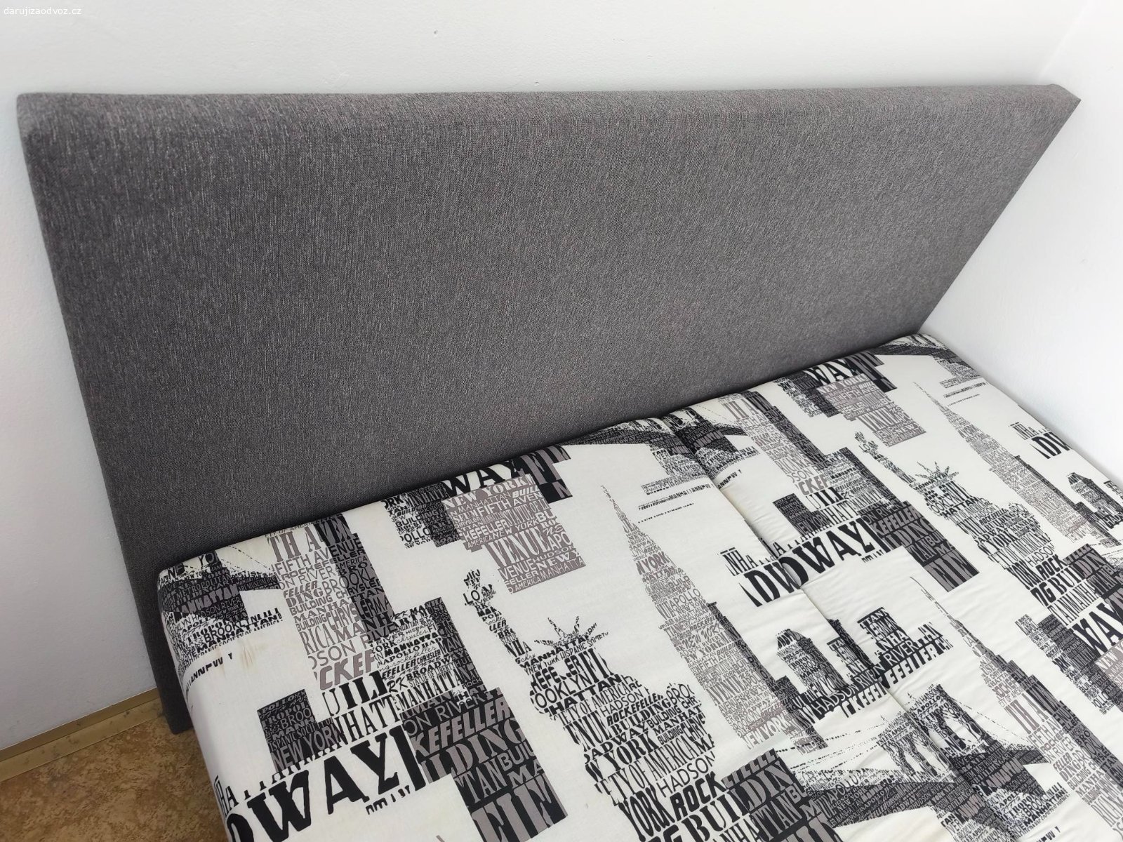 Dvojlůžko (160×200) s úložným prostorem – daruji. Postel je složená ze dvou lůžek o rozměru 80×200 cm, která jsou spojena s vyšším čelem - lze oddělit. Používaná cca 4 roky, udržovaná a čistá.
Pod oběma lůžky je praktický úložný prostor.
Daruji za rychlý odvoz a odnos.
