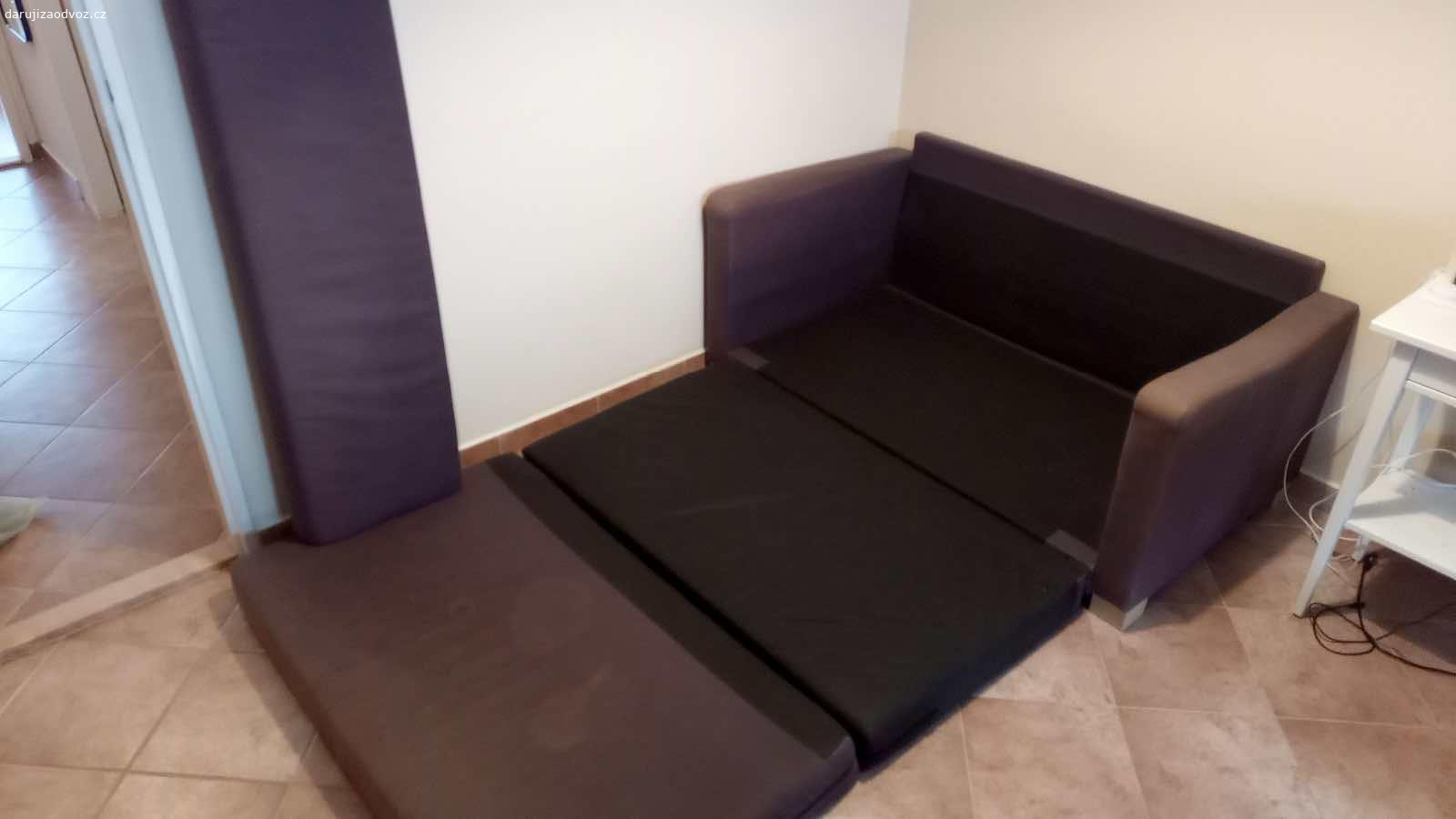 dvoumístná rozkládací pohovka IKEA. Šířka gauče je 137cm. Potah má nejlepší léta už za sebou. :) Na spaní není nejpohodlnější, ale příležitostně to jde. Nutné vlastní vyzvednutí na Proseku a vlastní odvoz. Bydlíme v druhém patře s výtahem a gauč se dá trochu rozložit, takže by se tam snad měl vejít. Pokud ho někdo bude chtít, je potřeba přijet nejpozději v sobotu dopoledne, pak vezeme do sběrného dvora.