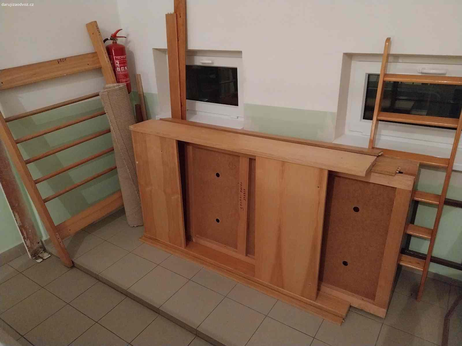 Dvoupatrová postel. Nabízím za odvoz dvoupatrovou starší postel určitě ještě poslouží někomu nenarocnemu nebo na chatu ,bohužel nemám foto složené postele ,jen rozložené