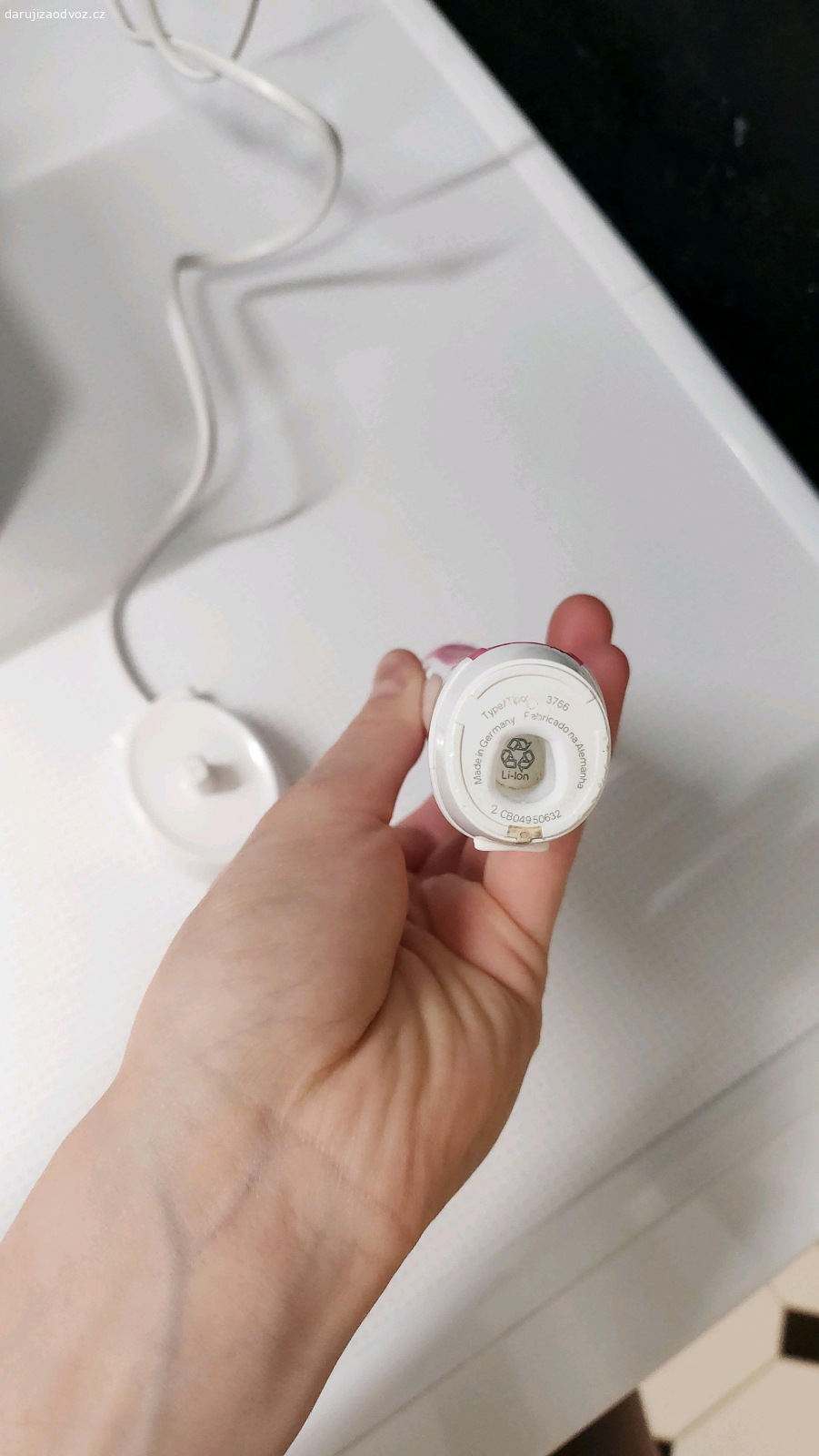 el.zubní kartáček. oralb kartáček - ještě funkční, ale použitý, bez hlavic, daruji s nabíječkou. Mám nový, tak ráda daruji. Akorát už nevydrží dlouho nabitý!