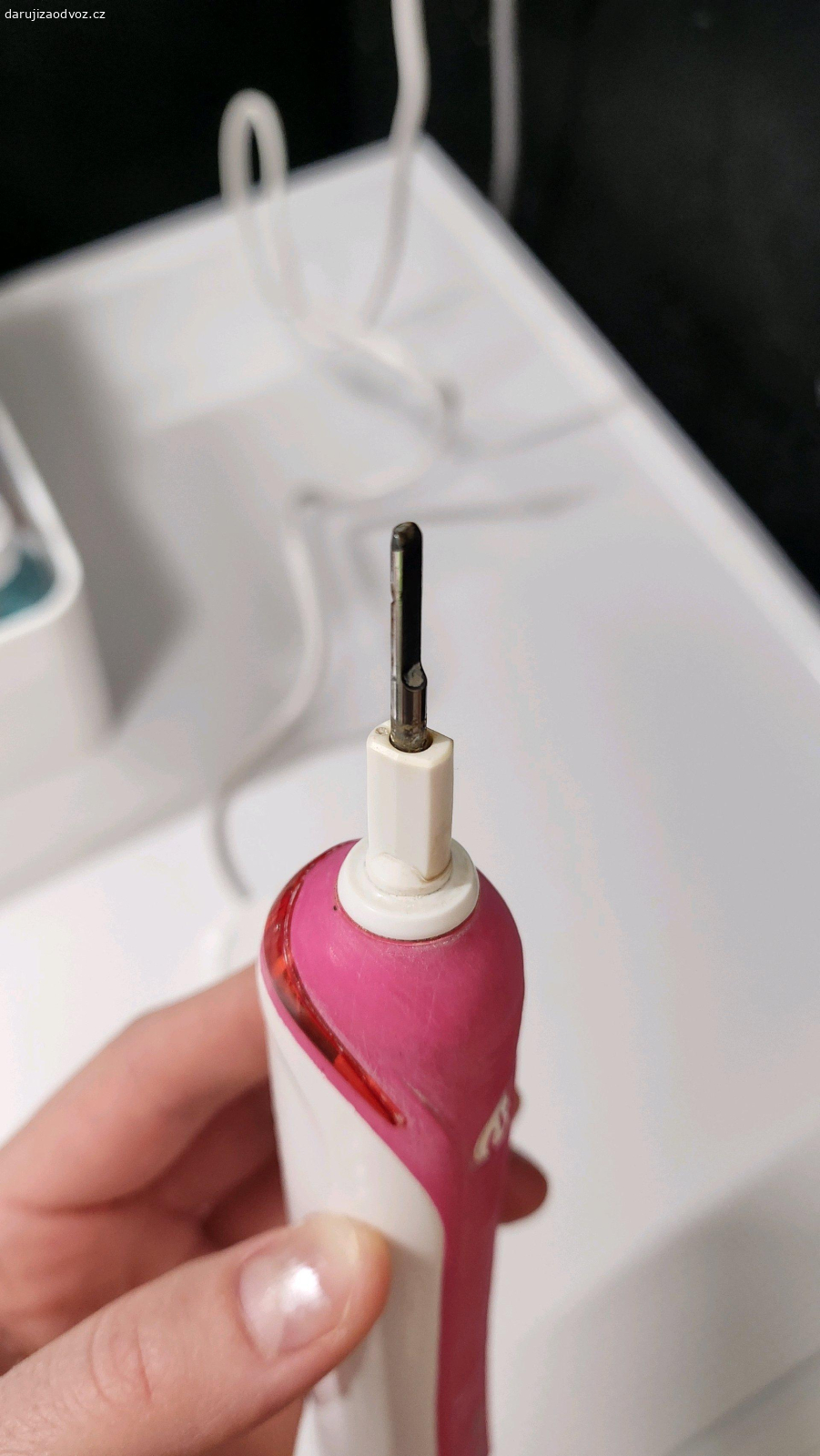 el.zubní kartáček. oralb kartáček - ještě funkční, ale použitý, bez hlavic, daruji s nabíječkou. Mám nový, tak ráda daruji. Akorát už nevydrží dlouho nabitý!