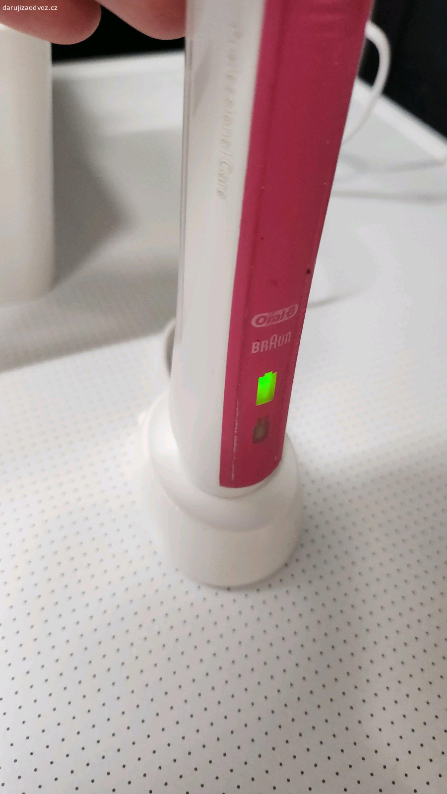 el.zubní kartáček. oralb kartáček - ještě funkční, ale použitý, bez hlavic, daruji s nabíječkou. Mám nový, tak ráda daruji. Akorát už nevydrží dlouho nabitý!