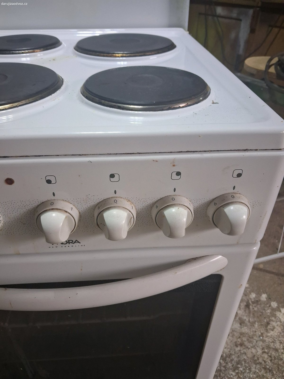 elektrická kamna, kovářské nářadí. Snad se někomu hodí
