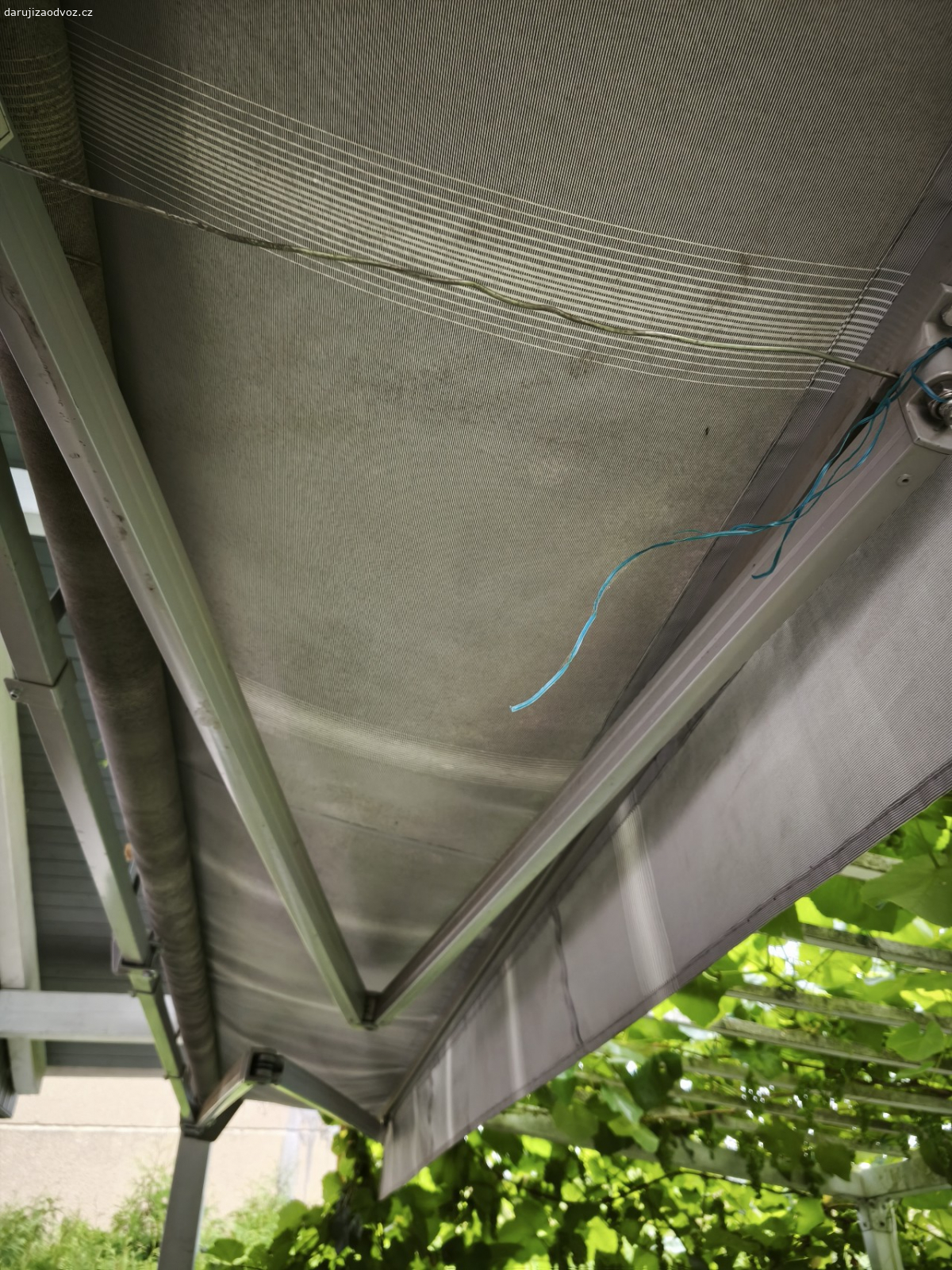 elektrická markýza 4x3m. Markýza o šířce 4m je s dálkovým ovládáním i na kliku. elektronika je v pořádku i ovládání na kliku, ale bohužel se sama po určité době rozjede, neudrží nastavení ( vadná zarážka nebo nevím).
Koupil jsem novou a tuto dám zadarmo tomu, kdo mi pomůže nadhodit do držaků novou. Starou vám pomůžu naložit na auto.