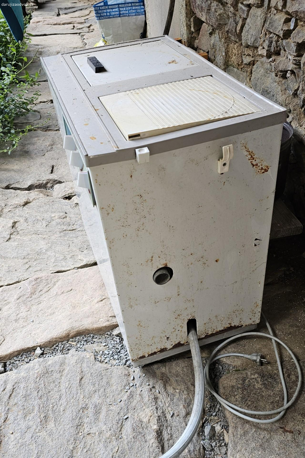 Elektrická pračka kombi Romo 232. Pračka se ždímačkou, historický kousek z 80 let. poněkud zestárla, ale stále funkční.
Pro sběratele nebo rekvizita do starých filmů...