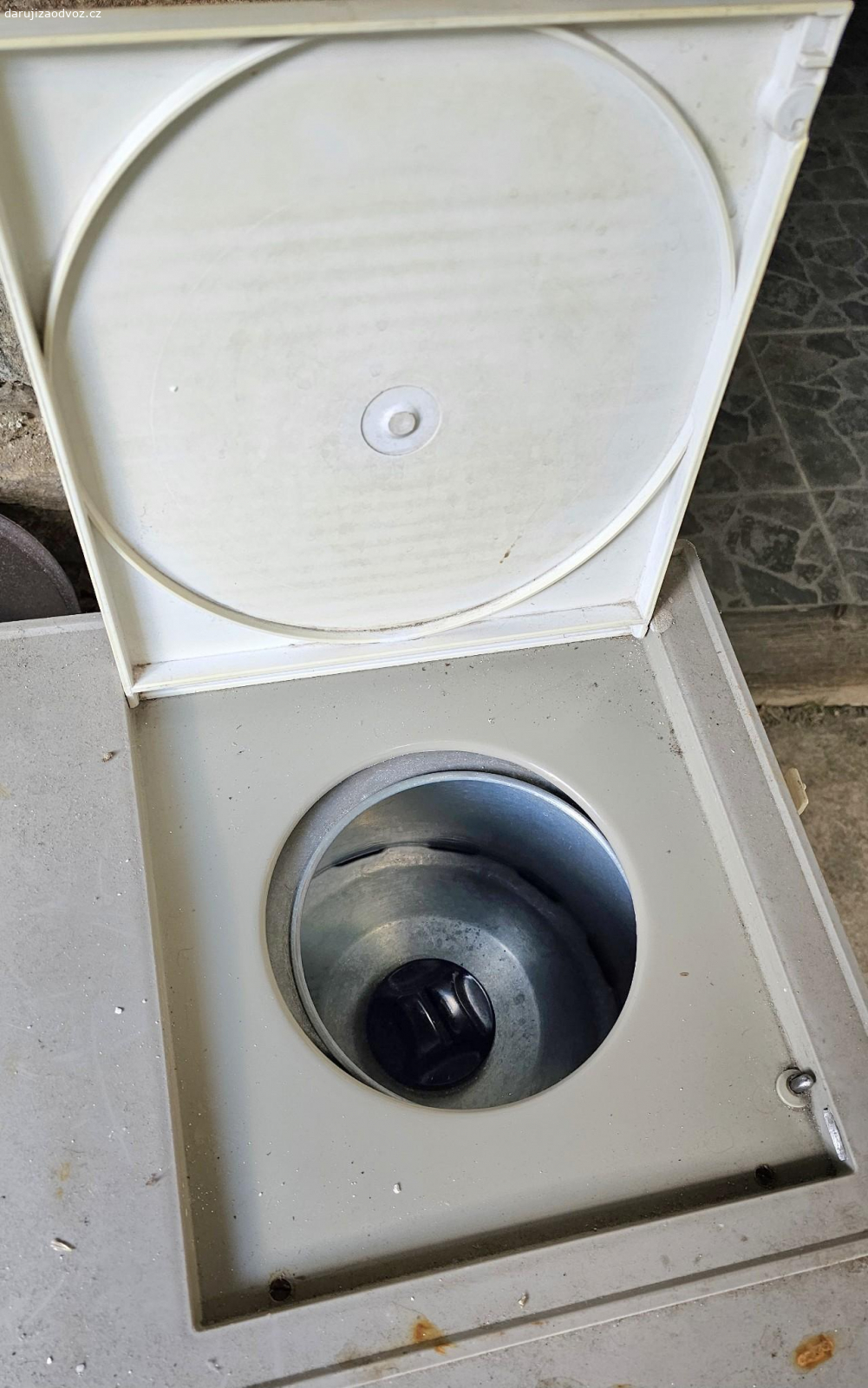 Elektrická pračka kombi Romo 232. Pračka se ždímačkou, historický kousek z 80 let. poněkud zestárla, ale stále funkční.
Pro sběratele nebo rekvizita do starých filmů...