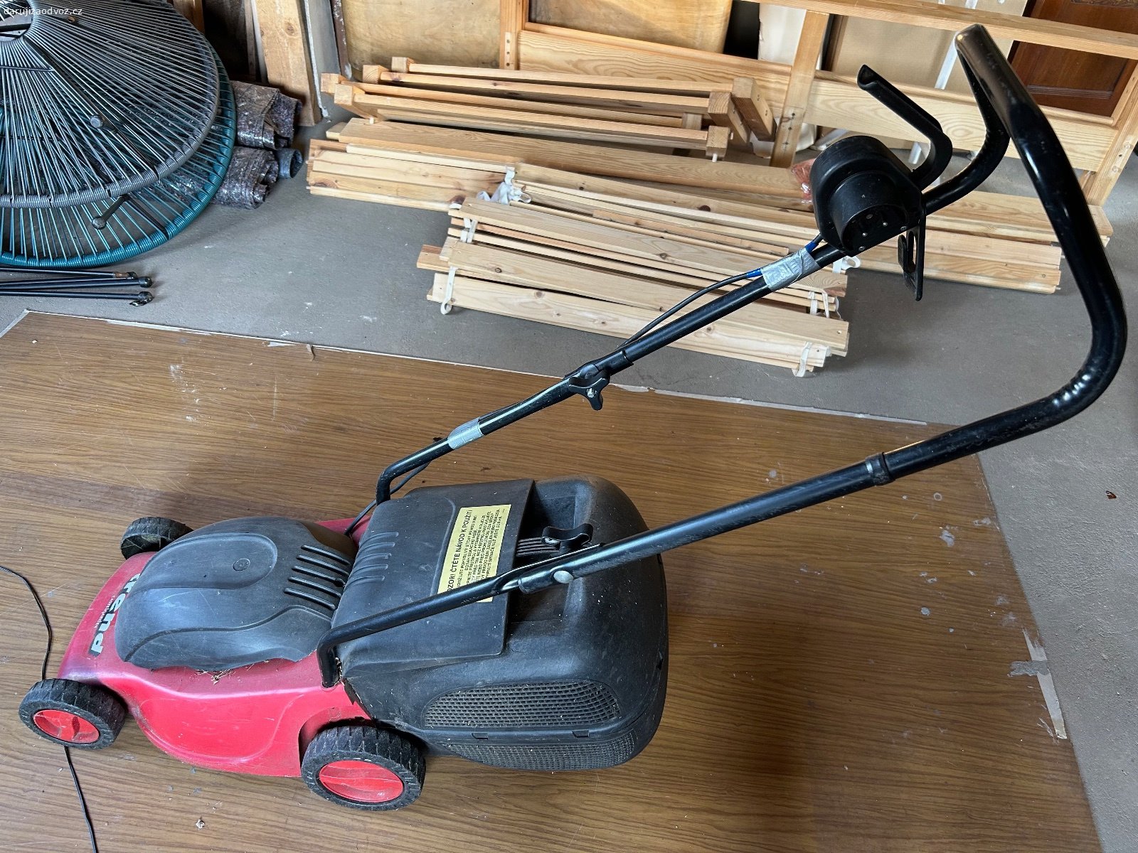 elektrická sekačka 1kW, šířka sečení 37cm. elektrická sekačka Mountfield C350 1kW, šířka sečení 37cm
nastavitelná výška sečení
pro menší zahrádky
plně funkční