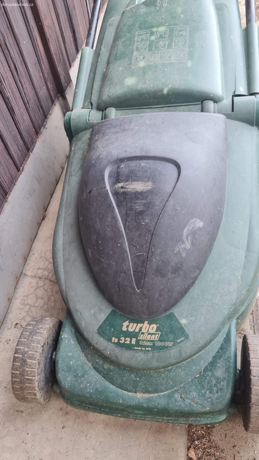 Elektrická sekačka MTD TS32e. daruji za odvoz hodně používanou, ale stále funkční elektrickou sekačku, výkon 1000W, stav viz foto.